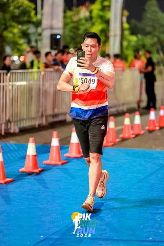 Race photo from PIK NITE RUN 2025