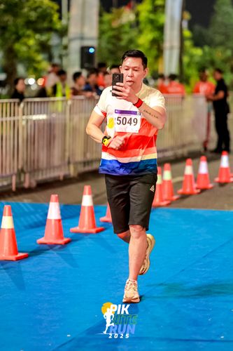 Race photo from PIK NITE RUN 2025