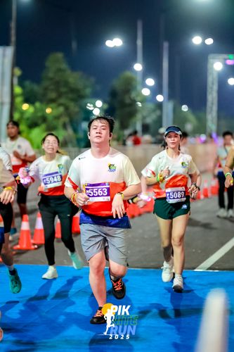 Race photo from PIK NITE RUN 2025