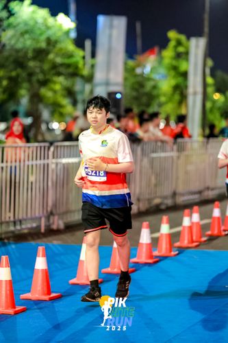 Race photo from PIK NITE RUN 2025