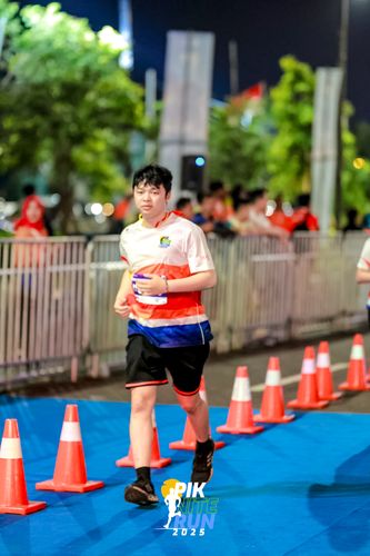 Race photo from PIK NITE RUN 2025
