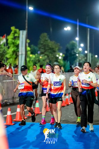 Race photo from PIK NITE RUN 2025