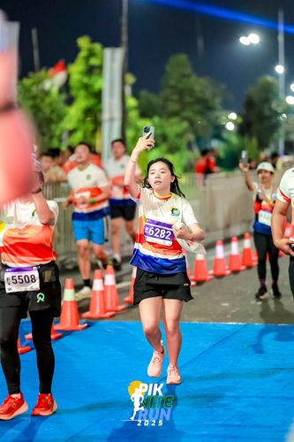 Race photo from PIK NITE RUN 2025