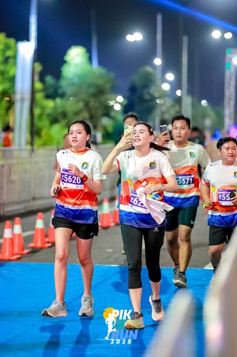 Race photo from PIK NITE RUN 2025