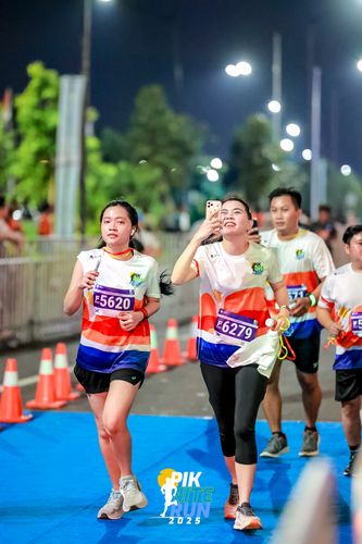 Race photo from PIK NITE RUN 2025