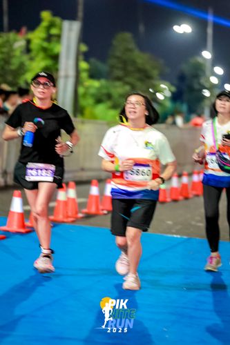 Race photo from PIK NITE RUN 2025