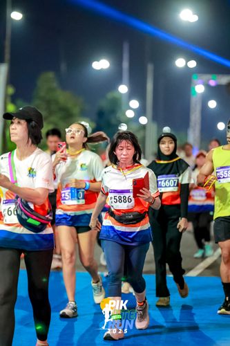 Race photo from PIK NITE RUN 2025