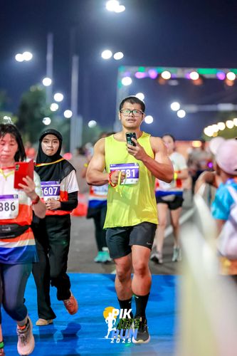 Race photo from PIK NITE RUN 2025