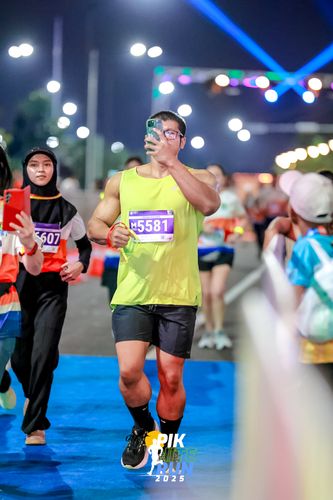 Race photo from PIK NITE RUN 2025