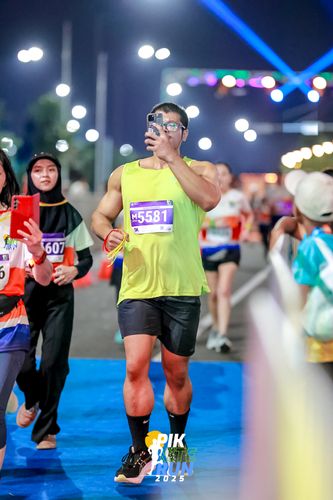 Race photo from PIK NITE RUN 2025