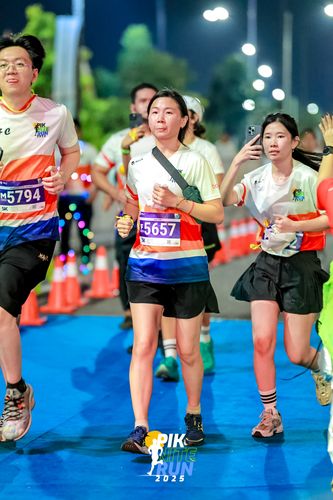 Race photo from PIK NITE RUN 2025