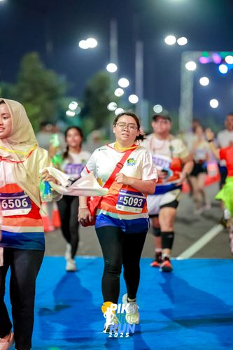 Race photo from PIK NITE RUN 2025