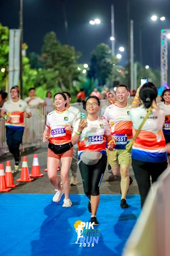 Race photo from PIK NITE RUN 2025