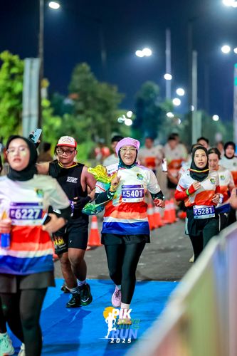 Race photo from PIK NITE RUN 2025