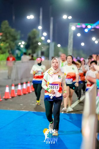 Race photo from PIK NITE RUN 2025