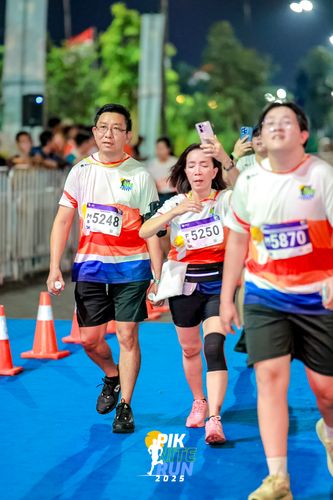 Race photo from PIK NITE RUN 2025