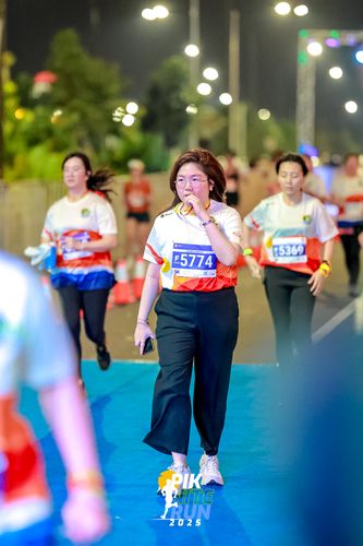 Race photo from PIK NITE RUN 2025