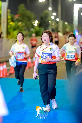 Race photo from PIK NITE RUN 2025