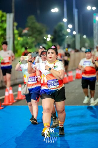 Race photo from PIK NITE RUN 2025