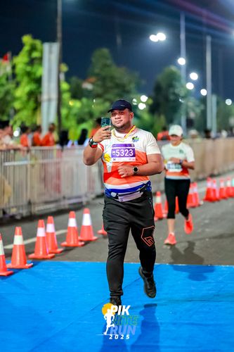 Race photo from PIK NITE RUN 2025