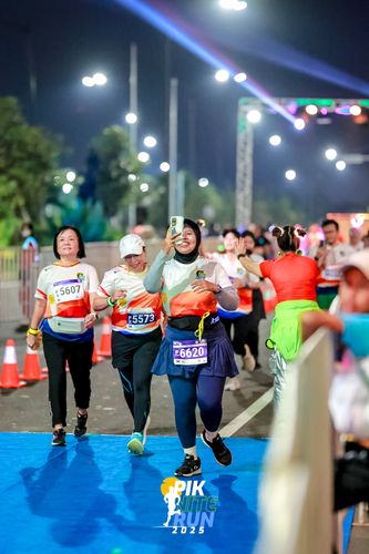 Race photo from PIK NITE RUN 2025