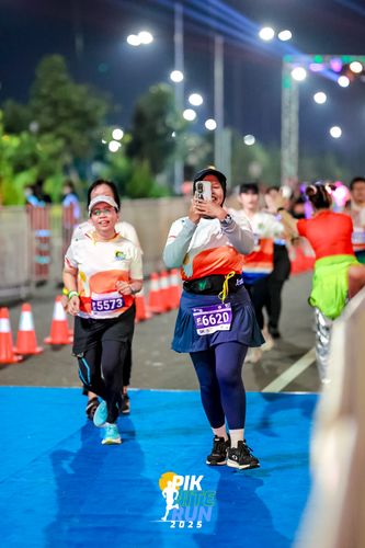 Race photo from PIK NITE RUN 2025