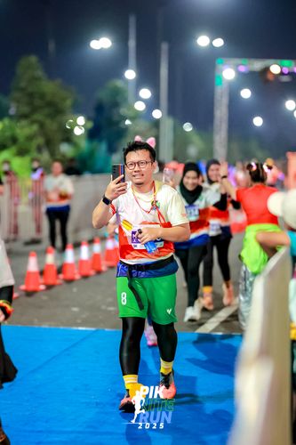 Race photo from PIK NITE RUN 2025
