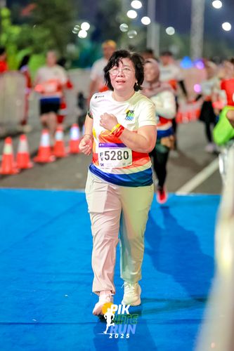 Race photo from PIK NITE RUN 2025