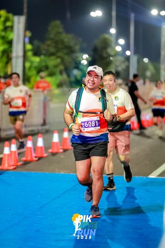 Race photo from PIK NITE RUN 2025