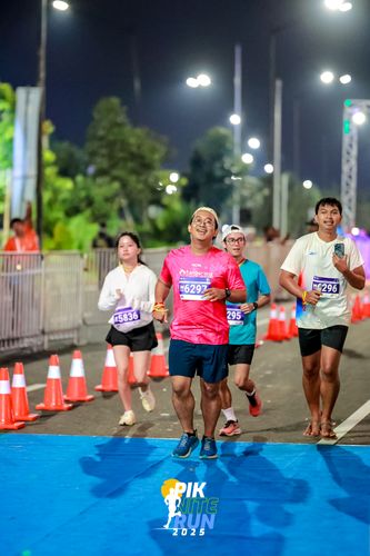 Race photo from PIK NITE RUN 2025