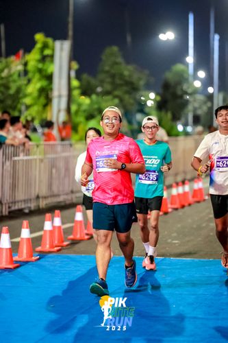 Race photo from PIK NITE RUN 2025