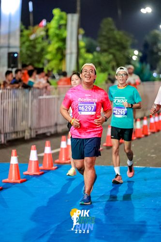 Race photo from PIK NITE RUN 2025