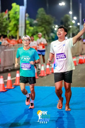 Race photo from PIK NITE RUN 2025