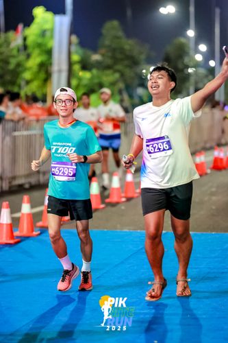 Race photo from PIK NITE RUN 2025