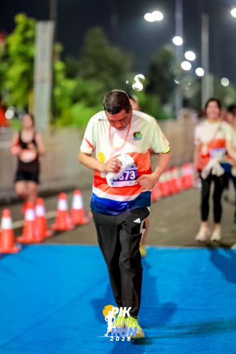 Race photo from PIK NITE RUN 2025