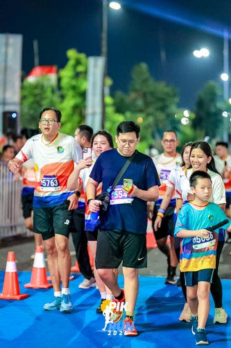 Race photo from PIK NITE RUN 2025