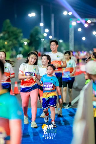 Race photo from PIK NITE RUN 2025