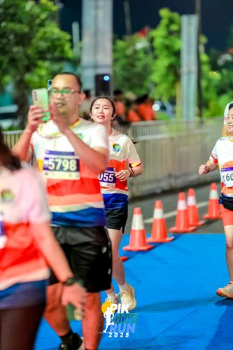 Race photo from PIK NITE RUN 2025