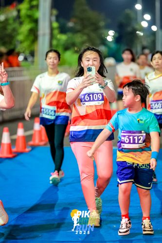 Race photo from PIK NITE RUN 2025