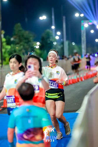 Race photo from PIK NITE RUN 2025