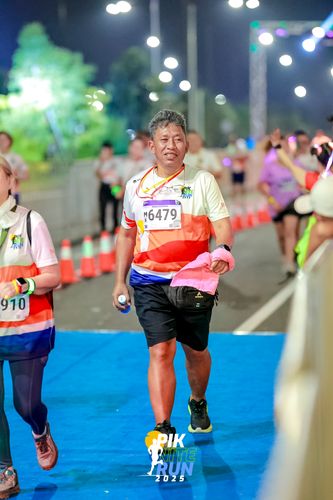 Race photo from PIK NITE RUN 2025