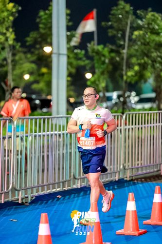 Race photo from PIK NITE RUN 2025