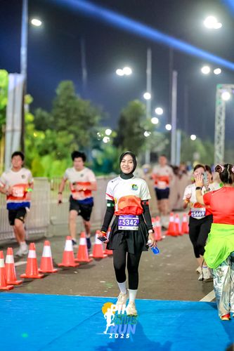 Race photo from PIK NITE RUN 2025