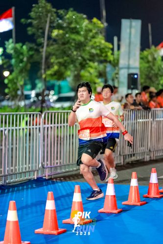 Race photo from PIK NITE RUN 2025