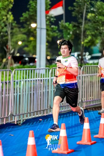 Race photo from PIK NITE RUN 2025