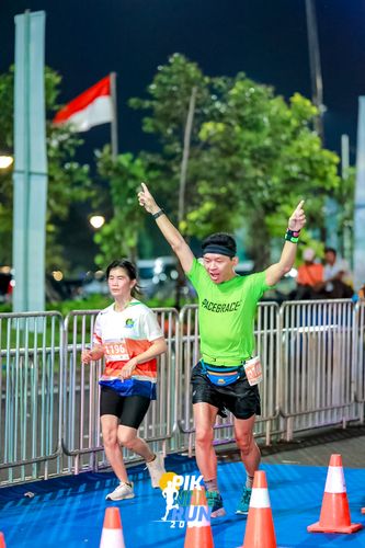 Race photo from PIK NITE RUN 2025