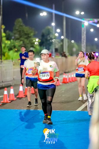 Race photo from PIK NITE RUN 2025