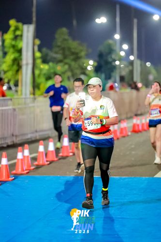 Race photo from PIK NITE RUN 2025