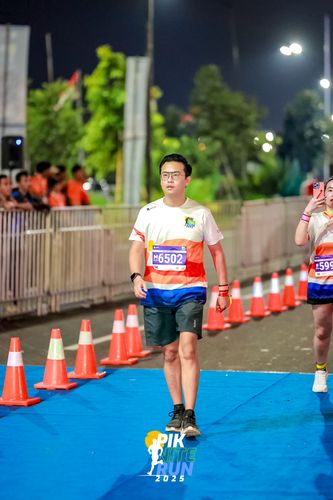 Race photo from PIK NITE RUN 2025