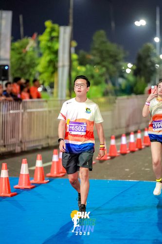 Race photo from PIK NITE RUN 2025